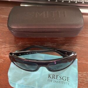 Smith black sunglasses unisex with case and cloth. No size or style listed.